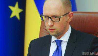 Премьер-министр Украины Арсений Яценюк поручил к новому учебному году закупить тысячу школьных автобусов