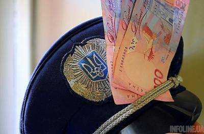 Во Львовской области полицейские требовали у задержанного 600 долл. взятки