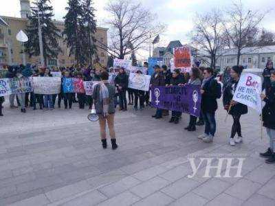 В Харькове в участников митинга феминисток попытались распрыскать перцовый газ