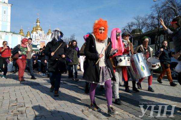 В Киеве прошел марш "Цветы - клумбам, правая - женщинам"