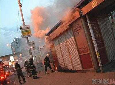 В Киеве возле станции метро "Дорогожичи" сгорели три киоска
