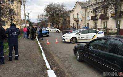 Перестрелка В Мукачево: возле школы неизвестные устроили разборки. Видео