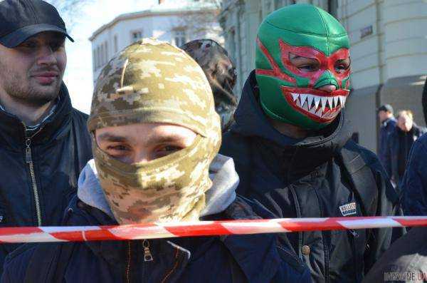 Радикалы во Львове забросали камнями сотрудников полицию. Фото, видео