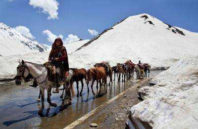 В Пакистане лавина унесла жизни двух школьников, девять детей числятся пропавшими