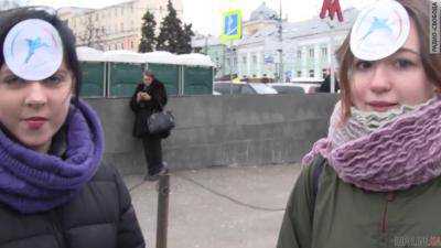 Волшебный, космический, запредельный абсурд: студентки с наклейками на лбах радовались "Крымской весне". Видео
