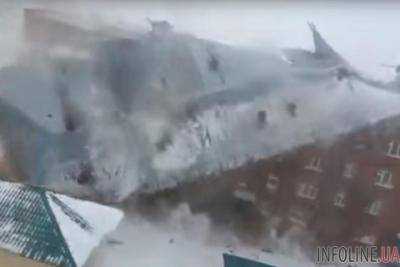 В России крышу пятиэтажки сорвало ветром. Видео