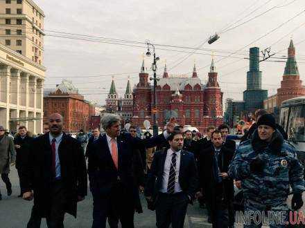 Джон Керри прогулялся по центру Москвы. Фото