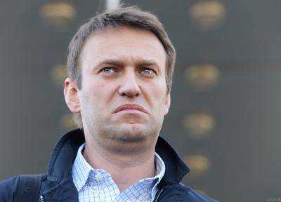 Российского оппозиционера А.Навального забросали пирожными и презервативами