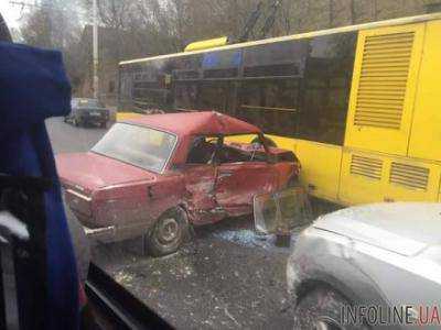 В Запорожье два авто врезались в троллейбус