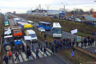 Трассу Киев-Одесса блокируют около 150 активистов