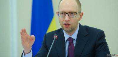 Премьер-министр Украины Арсений Яценюк призвал частный бизнес повысить зарплаты работников за счет уменьшения налогов