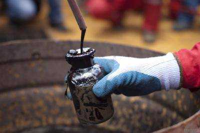 Фьючерсы на нефть марки Brent установилась ниже 44 долл. за баррель