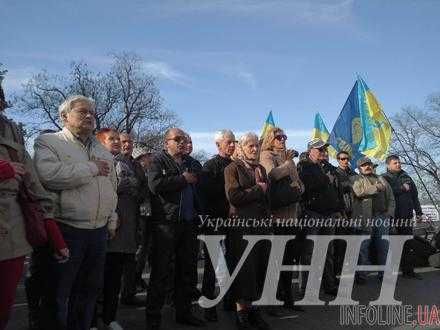 В Одессе возле мэрии приблизительно 200 активистов скандируют "Одесса без Труханова"