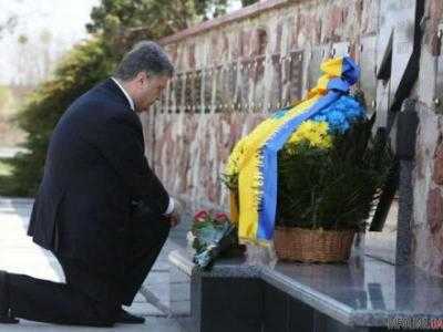 П.Порошенко возложил цветы к мемориалу "Героям Чернобыля"
