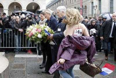 Активистки Femen провели очередную акцию на первомайской демонстрации во Франции