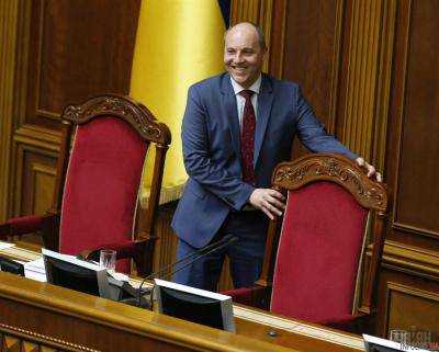 Парубий заявляет, что на следующей пленарной неделе народным депутатам начнут снимать зарплату за прогулы