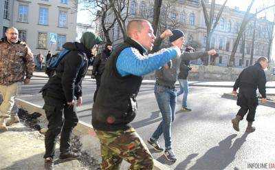 Во Львове праворадикалы попытались снести памятник С.Тудору