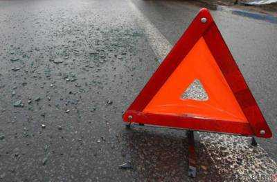 В Днепропетровске автомобиль врезался в дерево, погибли два человека
