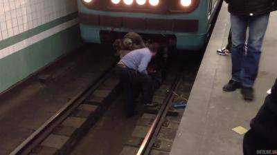 В Харьковском метро слепая девушка упала на рельсы