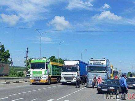 Трассу "Одесса-Киев" заблокировали сотни грузовых автомобилей