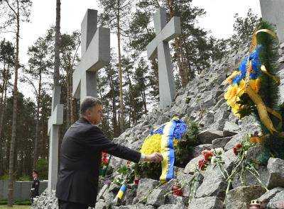 Порошенко: кровавая паутина бесчисленных кладбищ определяет карту преступлений коммунизма
