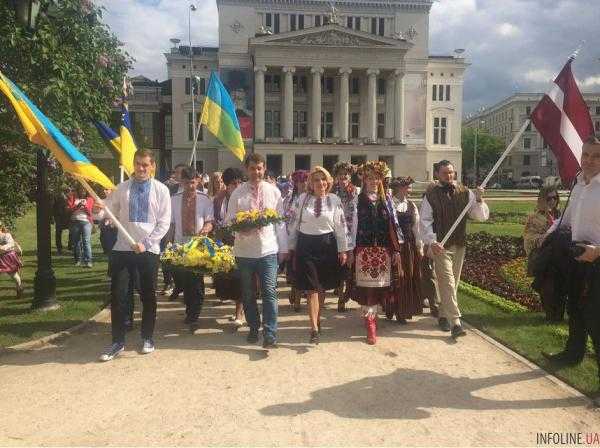 В Риге состоялся марш украинской вышиванки
