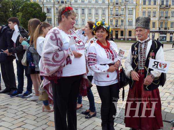 Киевляне и гости столицы образовали живую цепь в центре Киева