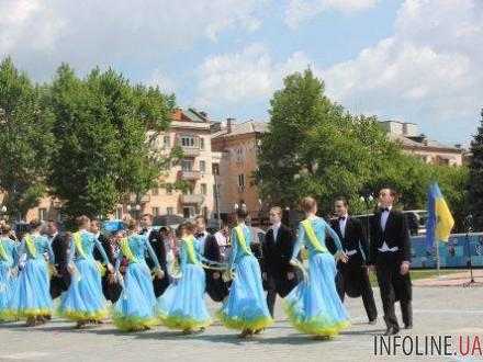 В Херсоне День Европы начали отмечать танцевальным марафоном