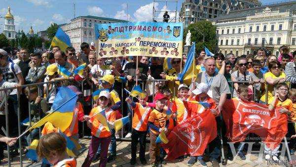 В Киеве на Михайловской площади собрались сотни киевлян, чтобы провести сборную Украины на Евро-2016