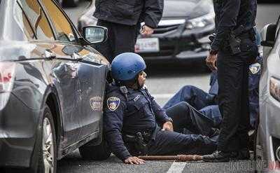 В США полицию забросали камнями во время акции против Д.Трампа