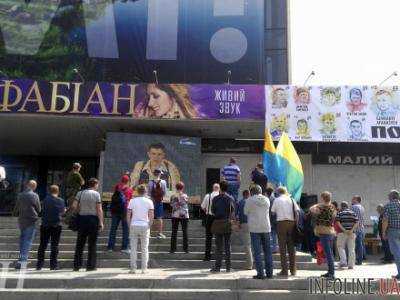 Десятки людей пришли под дворец "Украина" увидеть Савченко