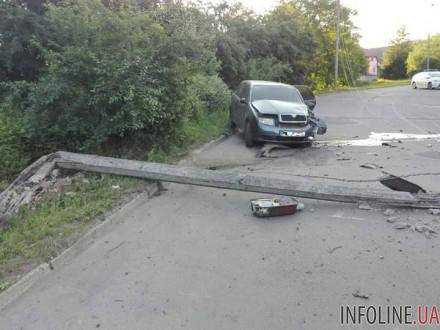 В Закарпатской области автомобиль снес электроопору