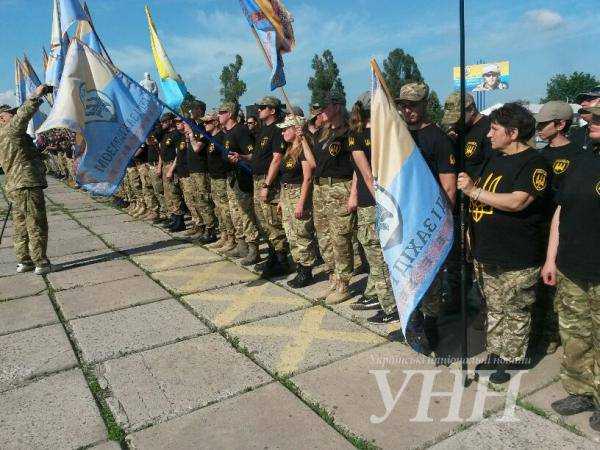 В Мариуполе на свое двухлетние батальон «Донбасс» показа технику и угощал тушёнкой