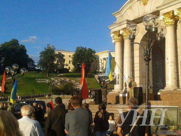 В память о погибших добровольцах на Майдан вышли сотни киевлян