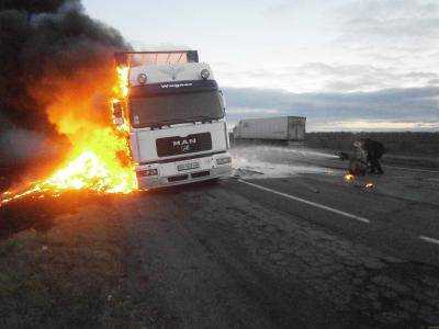 В Полтавской области во время движения загорелся грузовик с бумагой