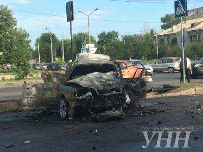 В Харькове автомобиль врезался в автобус и загорелся