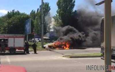 В Днепре горело авто. Видео