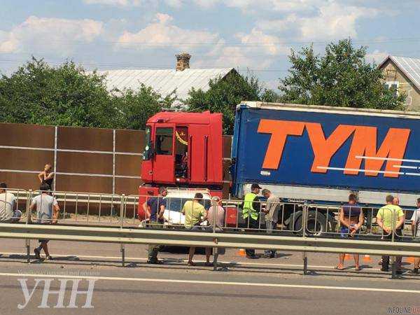 Трасса "Киев-Львов" в районе Ровно временно перекрыта по причине ДТП