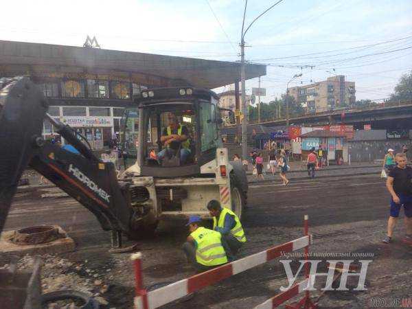 В столице возле станции метро Шулявская авто стоят в пробке из-за ремонта проспекта Победы