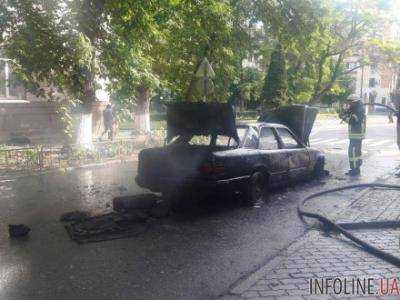 В центре Днепра во время движения загорелась машина