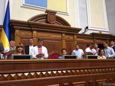 Депутаты фракций Радикальная партия и "Батькивщина" заблокировали президиум парламента