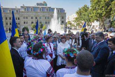 В Азербайджане украинская диаспора встретила П.Порошенко с сине-желтыми и крымскотатарскими флагами