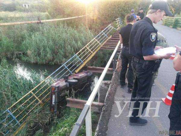 Автомобиль с военными упал в реку в Мариуполе