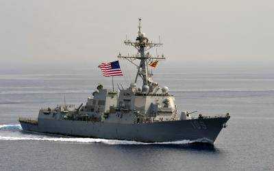 В Персидском заливе корабль ВМС США открыл предупредительный огонь по иранскому судну