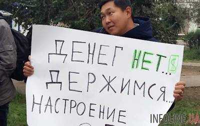 "Денег нет, но вы держитесь!": как в России пикетчики встречали Медведева