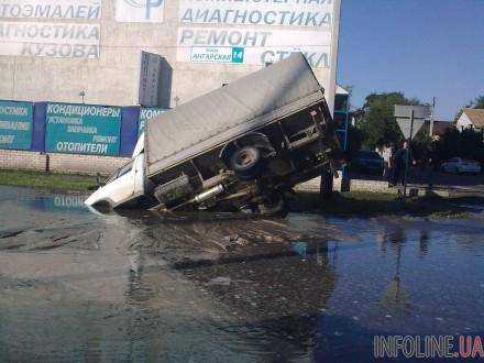 В Харькове грузовик провалился под асфальт