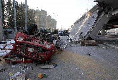 В Китае обрушился автомобильный мост
