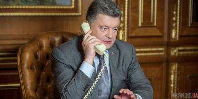 П.Порошенко рассказал по телефону А.Меркель о ситуации с безопасностю на Донбассе