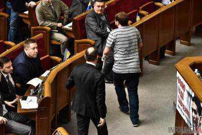 В сессионном зале Верховной Рады перед началом заседания произошла потасовка между народными депутатами