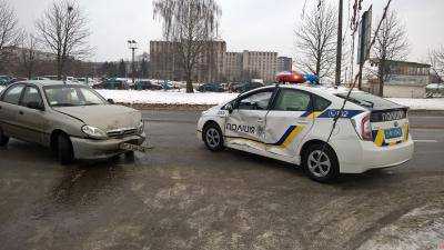 Во Львове произошло ДТП с участием патрульного авто